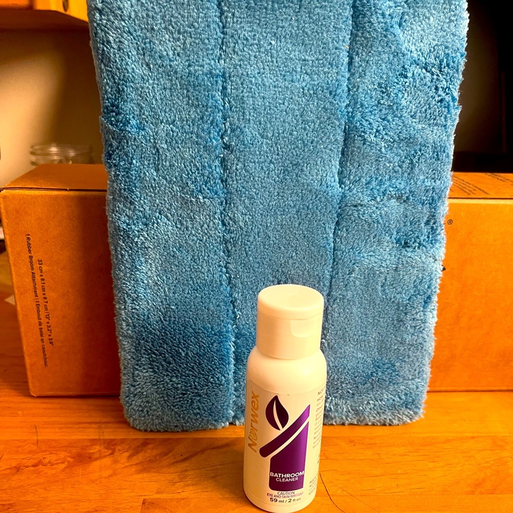 Bath mitt, sample size bathroom cleaner